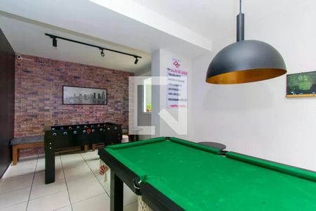 Sala de jogos com mesa de bilhar, foqueira e quadra de futsal, com decoração moderna e iluminação adequada. de apartamento à venda com 2 quartos, 45m² em Liberdade, São Paulo