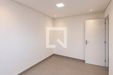 Sala de estar com iluminação natural e iluminação artificial, com piso de porcelanato e porta de madeira. de apartamento à venda com 2 quartos, 45m² em Liberdade, São Paulo