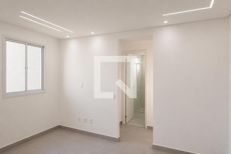 Sala com iluminação moderna e acabamento em gesso, com uma janela e uma porta de vidro. de apartamento à venda com 2 quartos, 45m² em Liberdade, São Paulo