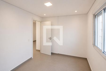 Sala de estar com iluminação natural e iluminação artificial, com uma janela grande e uma porta de madeira. de apartamento à venda com 2 quartos, 45m² em Liberdade, São Paulo