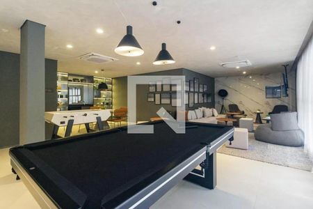Sala de jogos com mesa de bilhar, sofá e cadeiras, iluminação adequada e decoração simples. de kitnet/studio à venda com 1 quarto, 33m² em Higienópolis, São Paulo