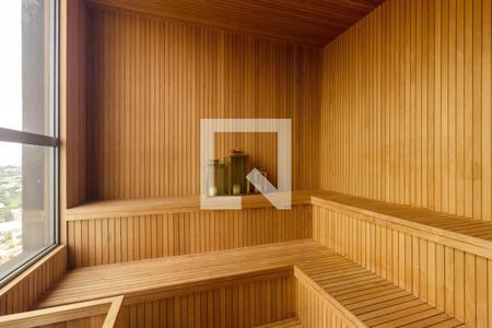 Sauna com vista para a cidade, com bancos e prateleiras de madeira, iluminação natural e boa qualidade. de kitnet/studio à venda com 1 quarto, 33m² em Higienópolis, São Paulo