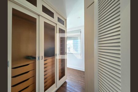 Closet da suíte de apartamento para alugar com 2 quartos, 180m² em Itaim Bibi, São Paulo