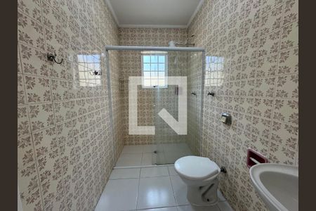 Banheiro 1 de casa à venda com 3 quartos, 214m² em Umuarama, Osasco