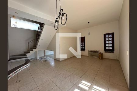 Sala de casa de condomínio para alugar com 3 quartos, 350m² em Zona Preferencial 01 - Zap 1, Jacareí