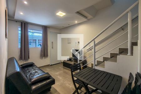 Sala de casa de condomínio para alugar com 2 quartos, 60m² em Vila Caiçara, Praia Grande