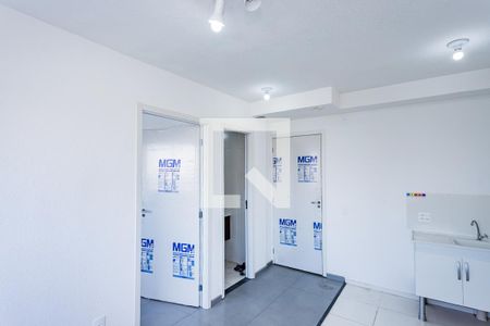 Sala, cozinha e área de serviço de apartamento para alugar com 2 quartos, 30m² em Jardim Pereira Leite, São Paulo
