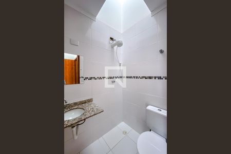 Banheiro da Suíte de casa para alugar com 2 quartos, 52m² em Chácara Mafalda, São Paulo