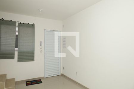 Sala de casa de condomínio para alugar com 2 quartos, 48m² em Jardim Robru, São Paulo