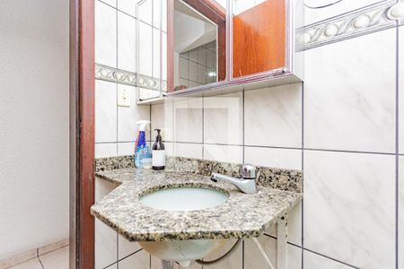 Banheiro de casa para alugar com 2 quartos, 75m² em Vila Liviero, São Paulo