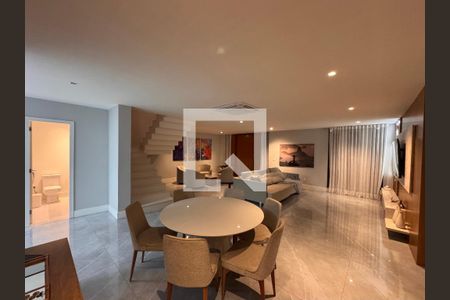 Sala de casa de condomínio para alugar com 4 quartos, 450m² em Recreio dos Bandeirantes, Rio de Janeiro