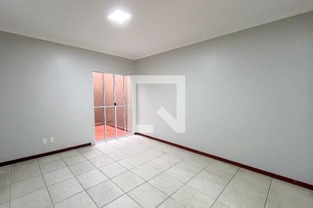 Sala de casa de condomínio para alugar com 3 quartos, 232m² em Sacoma, São Paulo