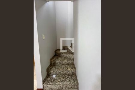 Escada de casa de condomínio para alugar com 3 quartos, 232m² em Sacoma, São Paulo