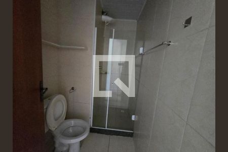 Banheiro de casa de condomínio para alugar com 2 quartos, 85m² em Guaratiba, Rio de Janeiro