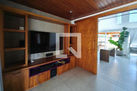 Sala de TV de casa de condomínio para alugar com 3 quartos, 300m² em Swiss Park, Campinas