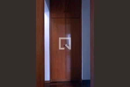 Armário do corredor para os quartos de apartamento para alugar com 3 quartos, 108m² em Gonzaga, Santos
