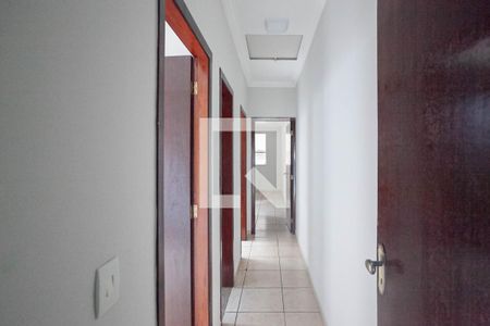 Corredor de casa à venda com 3 quartos, 180m² em Santa Monica, Belo Horizonte