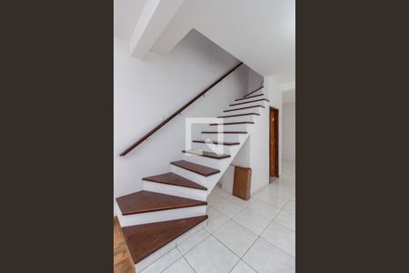 Escadas Sala de casa para alugar com 2 quartos, 105m² em Vila Palmeiras, São Paulo