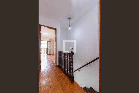 Corredor Superior Entrada Quartos e Banheiro de casa para alugar com 2 quartos, 105m² em Vila Palmeiras, São Paulo