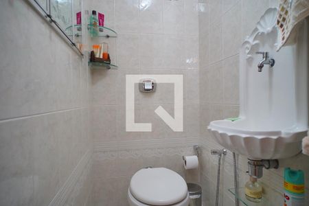 Banheiro suíte  de apartamento à venda com 2 quartos, 74m² em Vila Ipiranga, Porto Alegre