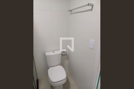 Banheiro de apartamento para alugar com 3 quartos, 64m² em Santa Cândida, Curitiba