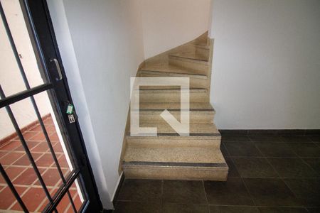 Escada de casa para alugar com 3 quartos, 188m² em Jardim Aeroporto, São Paulo