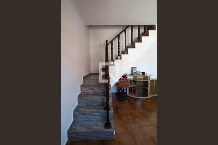 Escada de casa para alugar com 3 quartos, 94m² em Jardim Palmira, Guarulhos