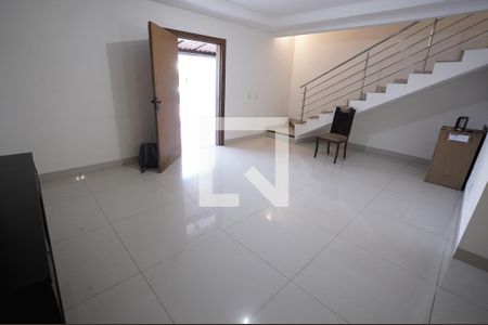 Sala de casa à venda com 3 quartos, 136m² em Parque Amazonia, Goiânia
