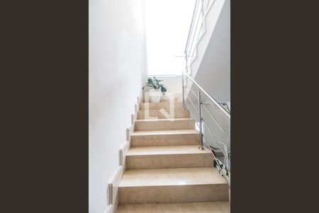 Escada de casa de condomínio à venda com 2 quartos, 420m² em Colinas da Anhanguera, Santana de Parnaíba