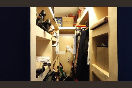 Closet da suíte 1 de casa à venda com 6 quartos, 240m² em Jardim Bonifacio, São Paulo
