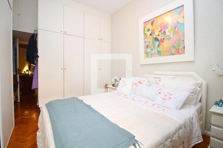 Cama simples com colchão branco e cobertor azul, com pintura floral na parede acima. de apartamento para alugar com 2 quartos, 108m² em Leblon, Rio de Janeiro