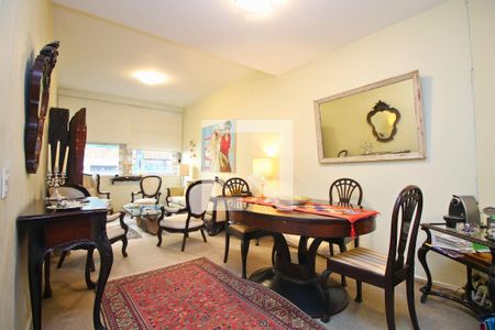 Sala com mesa redonda e cadeiras, com um quadro de arte na parede e um espelho grande. de apartamento para alugar com 2 quartos, 108m² em Leblon, Rio de Janeiro