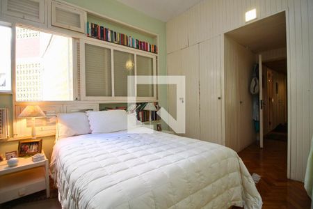 Quarto simples com cama de casal e móveis brancos, com uma janela grande e iluminação natural. de apartamento para alugar com 2 quartos, 108m² em Leblon, Rio de Janeiro