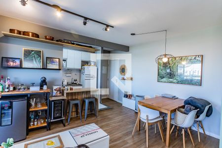 Sala com varanda extendida de apartamento para alugar com 1 quarto, 58m² em Vila Mangalot, São Paulo