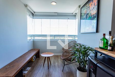 Sala com varanda extendida de apartamento para alugar com 1 quarto, 58m² em Vila Mangalot, São Paulo