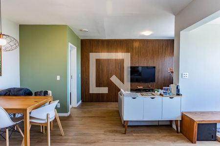Sala com varanda extendida de apartamento para alugar com 1 quarto, 58m² em Vila Mangalot, São Paulo