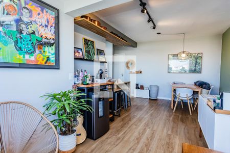 Sala com varanda extendida de apartamento para alugar com 1 quarto, 58m² em Vila Mangalot, São Paulo