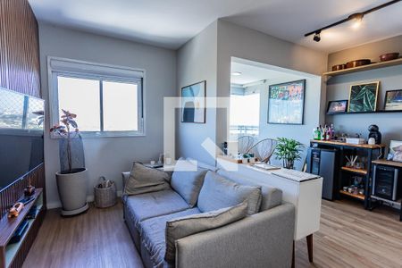Sala com varanda extendida de apartamento para alugar com 1 quarto, 58m² em Vila Mangalot, São Paulo