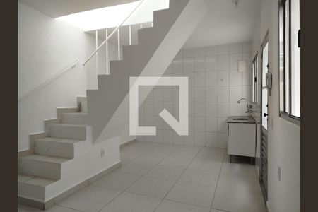 Sala e cozinha de casa para alugar com 2 quartos, 51m² em Vila Esperança, São Paulo