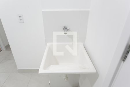 Sala / Cozinha / Tanque de apartamento para alugar com 2 quartos, 32m² em Vila Carmosina, São Paulo