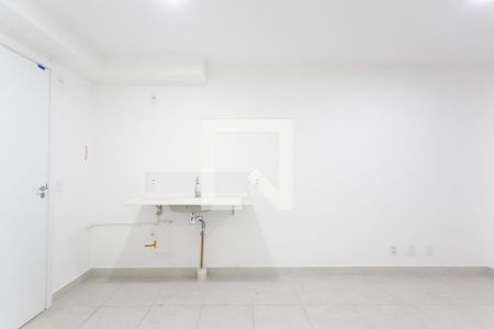 Sala / Cozinha de apartamento para alugar com 2 quartos, 32m² em Vila Carmosina, São Paulo