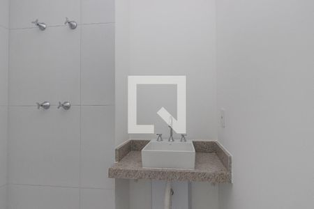 Banheiro de kitnet/studio para alugar com 1 quarto, 23m² em Jardim das Acacias, São Paulo