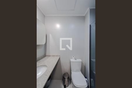 Banheiro de kitnet/studio para alugar com 1 quarto, 21m² em Paraíso, São Paulo