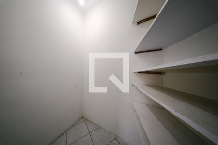 Closet do Quarto 1 de casa para alugar com 2 quartos, 71m² em Jardim Eliane, São Paulo