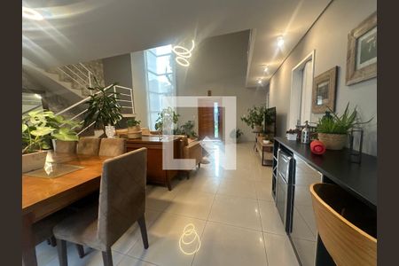 Sala de casa de condomínio para alugar com 4 quartos, 330m² em Suru, Barueri