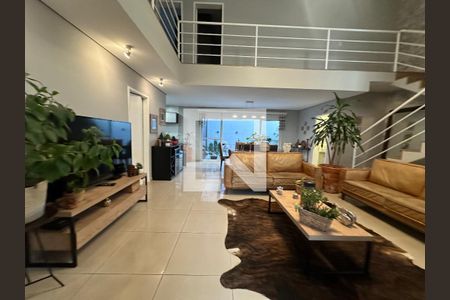 Sala de casa de condomínio para alugar com 4 quartos, 330m² em Suru, Barueri