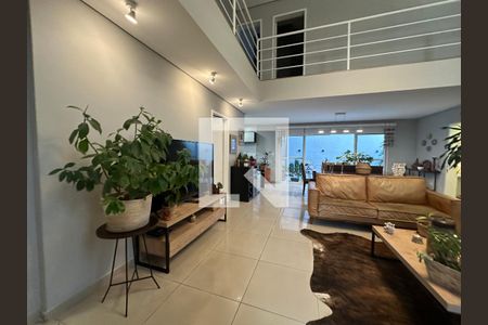 Sala de casa de condomínio para alugar com 4 quartos, 330m² em Suru, Barueri