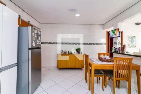 Casa à venda com 4 quartos, 195m² em Cidade Dos Bandeirantes, São Paulo