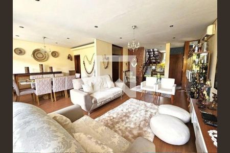 Casa à venda com 4 quartos, 350m² em Cidade São Francisco, São Paulo