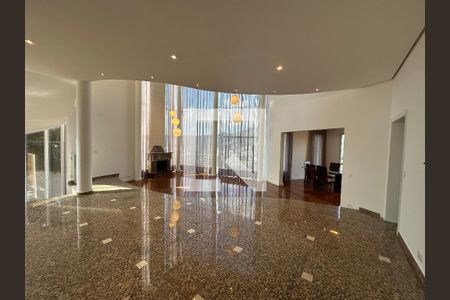 Sala de casa de condomínio à venda com 4 quartos, 600m² em Alphaville, Santana de Parnaíba